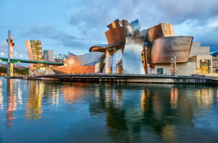 Muzeum Guggenheima w Bilbao — widok od strony rzeki 