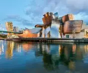 Muzeum Guggenheima w Bilbao — widok od strony rzeki 