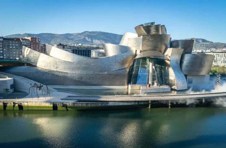 Muzeum Guggenheima w Bilbao — widok z lotu ptaka