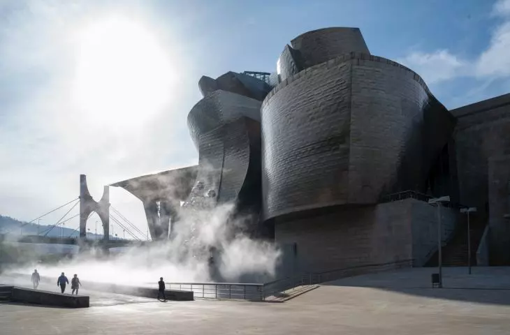 Muzeum Guggenheima w Bilbao — u podnóża muzeum znajduje się przestronny plac, który jest otoczony długą kładką