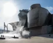 Muzeum Guggenheima w Bilbao — u podnóża muzeum znajduje się przestronny plac, który jest otoczony długą kładką