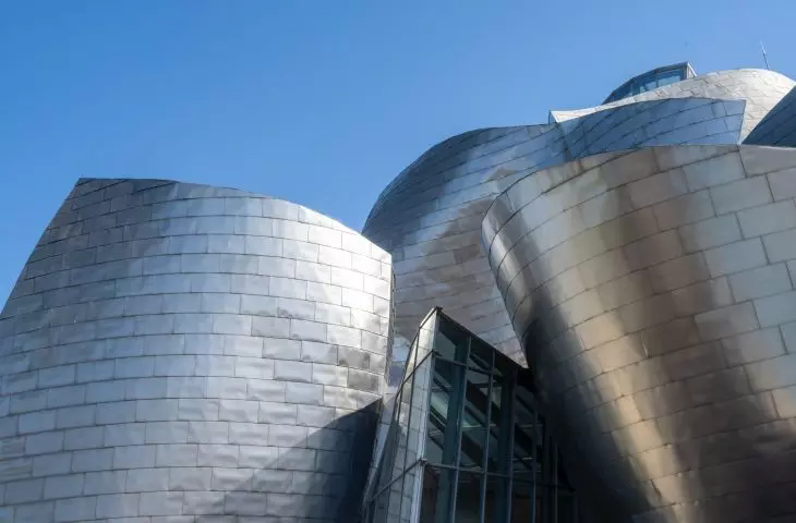 Muzeum Guggenheima w Bilbao — zbliżenie na detal elewacji 