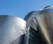 Muzeum Guggenheima w Bilbao — zbliżenie na detal elewacji 