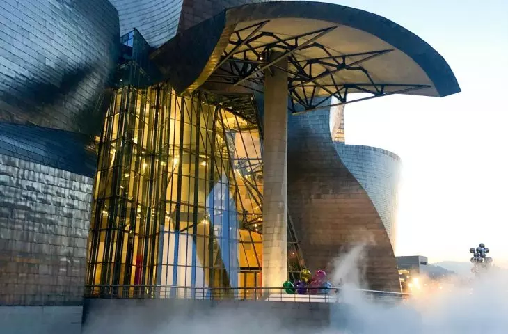 Muzeum Guggenheima w Bilbao — elewacja składa się z trzech głównych materiałów: tytanu, wapienia i szkła