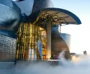 Muzeum Guggenheima w Bilbao — elewacja składa się z trzech głównych materiałów: tytanu, wapienia i szkła