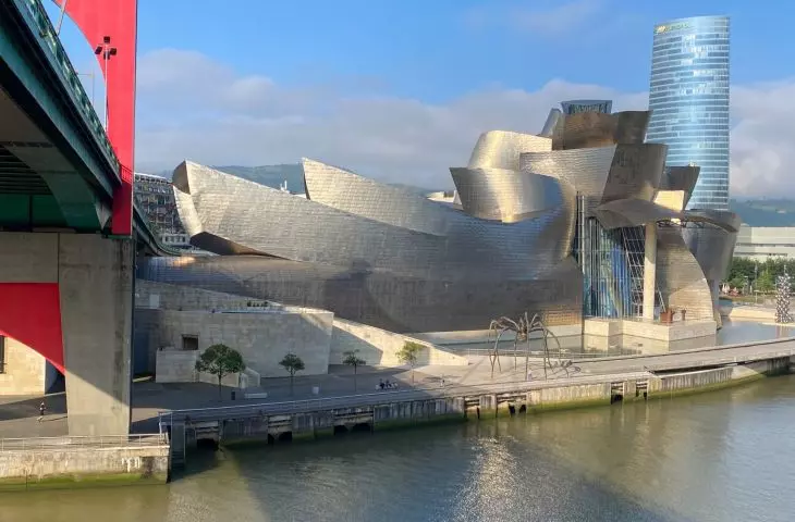Muzeum Guggenheima w Bilbao znajduje się nad brzegiem rzeki Nervión