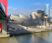 Muzeum Guggenheima w Bilbao znajduje się nad brzegiem rzeki Nervión