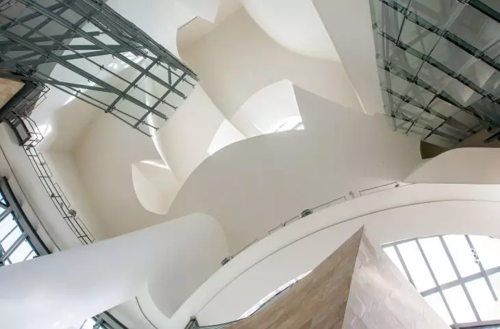 Muzeum Guggenheima w Bilbao — widok na sufit budynku 