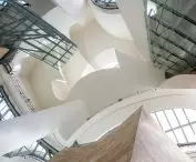 Muzeum Guggenheima w Bilbao — widok na sufit budynku 