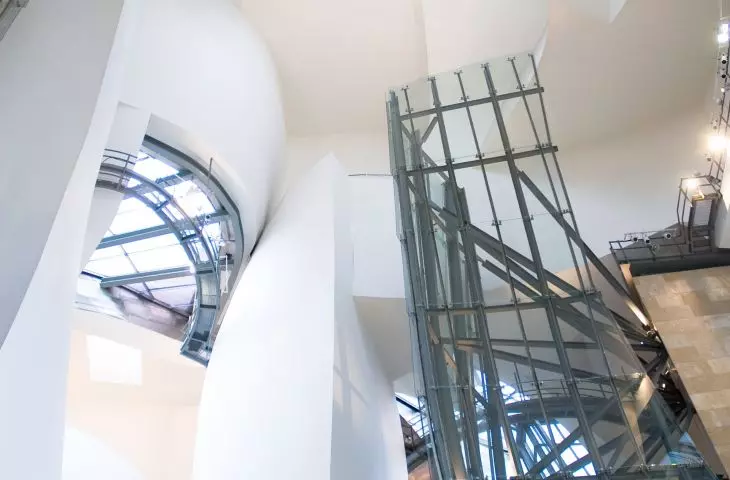 Muzeum Guggenheima w Bilbao — wnętrze budynku 