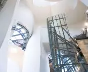 Muzeum Guggenheima w Bilbao — wnętrze budynku 