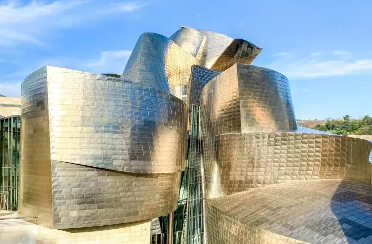 Muzeum Guggenheima w Bilbao — dekonstruktywistyczna bryła budynku jest złożona z powyginanej blachy tytanowej