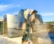 Muzeum Guggenheima w Bilbao — dekonstruktywistyczna bryła budynku jest złożona z powyginanej blachy tytanowej