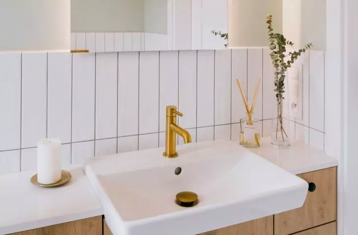Green walls enliven the space