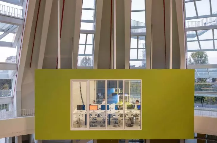 Piramida w Tiranie – kolorowe moduły zostały rozmieszczone zarówno wewnątrz, jak i na zewnątrz konstrukcji