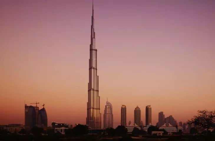 Burj Khalifa (czyt. Burdż Chalifa) w Dubaju  o wysokości 828 metrów jest najwyższa budowlą na świecie 