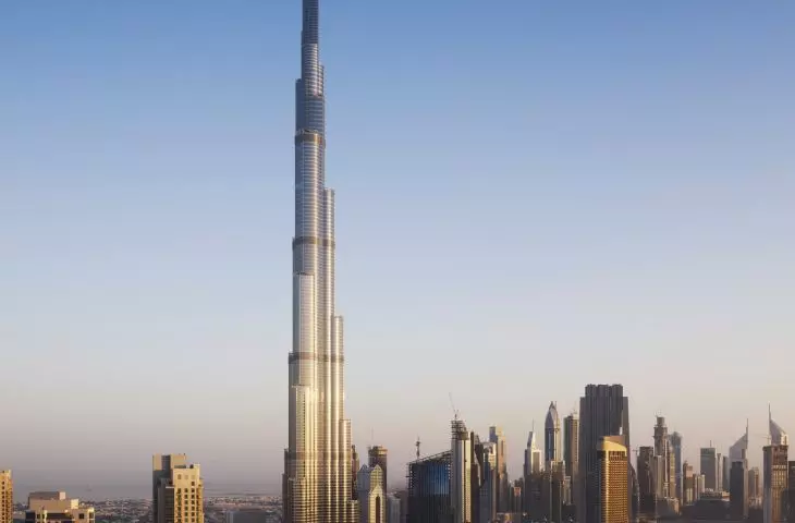 The Burj Khalifa (read Burj Khalifa) tower is built of reinforced concrete and covered with glass, and its main structure is based on a central core around which three wings are arranged, forming a Y-shaped projection.