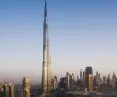 Wieża Burj Khalifa (czyt. Burdż Chalifa) jest zbudowana z betonu zbrojonego i pokryta szkłem, a jej główna konstrukcja opiera się na centralnym rdzeniu, wokół którego rozmieszczono trzy skrzydła, tworzące rzut w kształcie litery Y