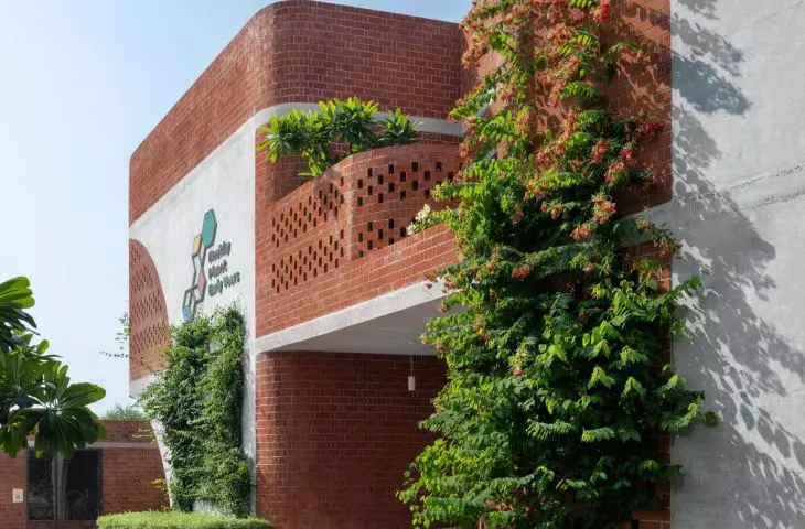 Healthy Planet School (pol. Szkoła Zdrowa Planeta) w Noidzie – ściany zewnętrzne są niemal w całości wyłożone cegła 