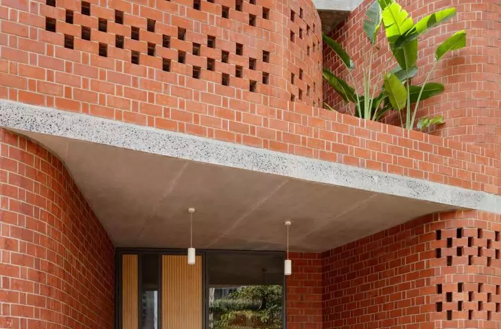 Healthy Planet School (Polish: Healthy Planet School) in Noida - view of the entrance inside 