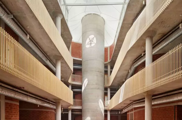 Healthy Planet School (pol. Szkoła Zdrowa Planeta) w Noidzie – widok na atrium i betonowa 