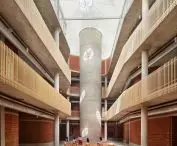 Healthy Planet School (pol. Szkoła Zdrowa Planeta) w Noidzie – widok na atrium i betonowa 