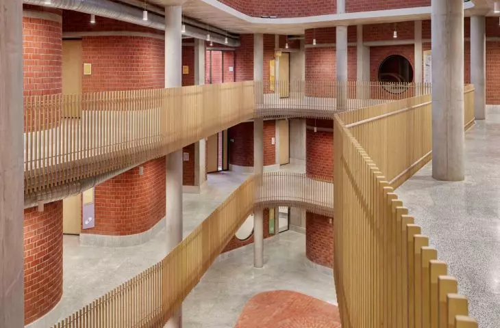 Healthy Planet School (pol. Szkoła Zdrowa Planeta) w Noidzie – atrium zostało przykryte dachem namiotowym 