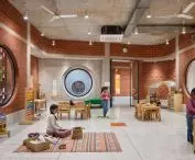 Healthy Planet School (pol. Szkoła Zdrowa Planeta) w Noidzie – widok na wnętrze jednej z klas 