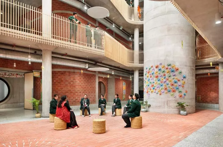 Healthy Planet School (pol. Szkoła Zdrowa Planeta) w Noidzie – widok na wewnętrzne atrium 
