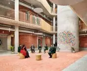 Healthy Planet School (pol. Szkoła Zdrowa Planeta) w Noidzie – widok na wewnętrzne atrium 