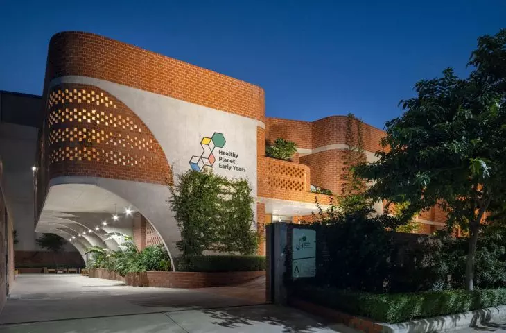 Healthy Planet School (pol. Szkoła Zdrowa Planeta) w Noidzie – widok jednej z elewacji budynku 