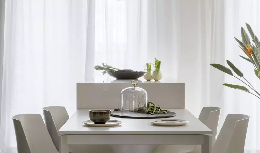 W strefie dziennej zawisły lampy z drewnianymi detalami