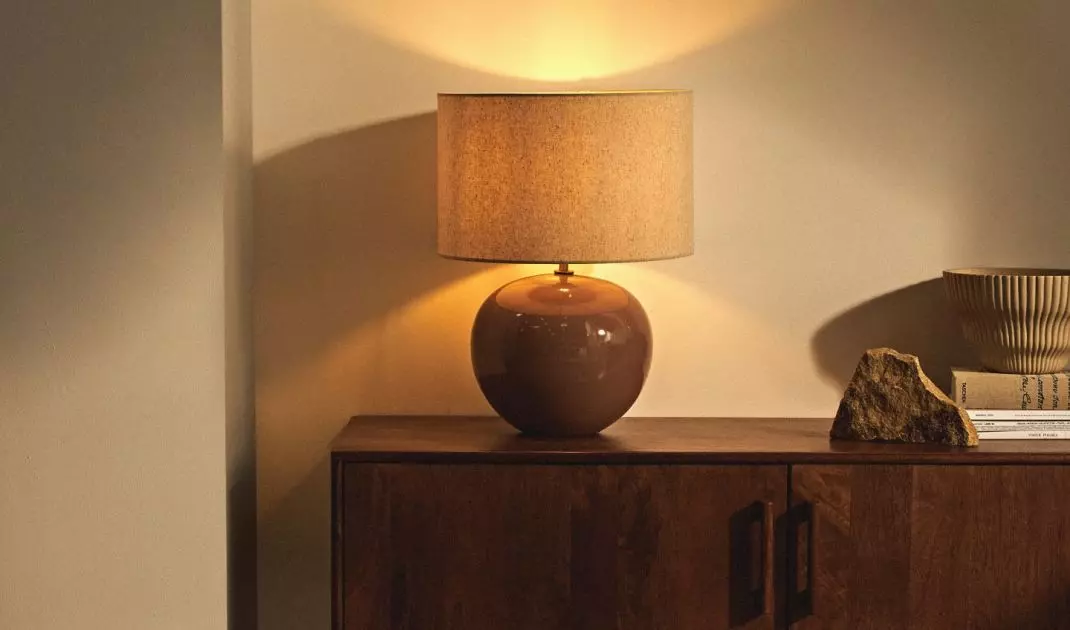 Lampa z brązowym abażurem wprowadzi do wnętrza ciepłe światło