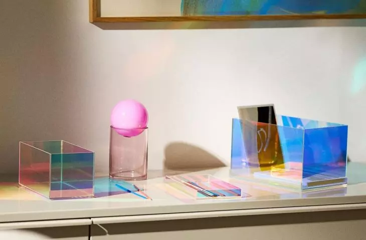 Decorative containers will not only facilitate the organization of office supplies, but also decorate the space