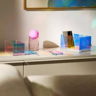 Decorative containers will not only facilitate the organization of office supplies, but also decorate the space