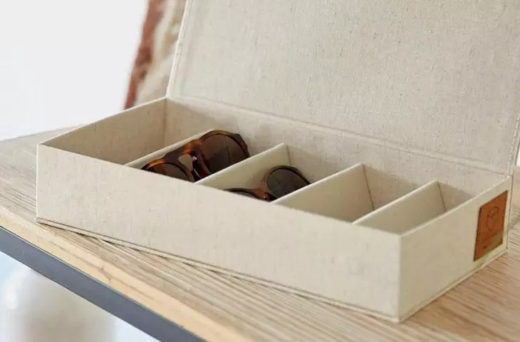 A box with compartments will help you organize your accessories