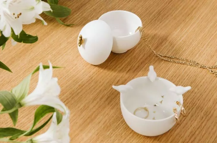 Stylish box will protect jewelry from dust