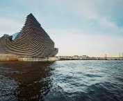V&A Dundee (filia muzeum Wiktorii i Alberta w Dundee) – obiekt usytuowano nad brzegiem rzeki Tay
