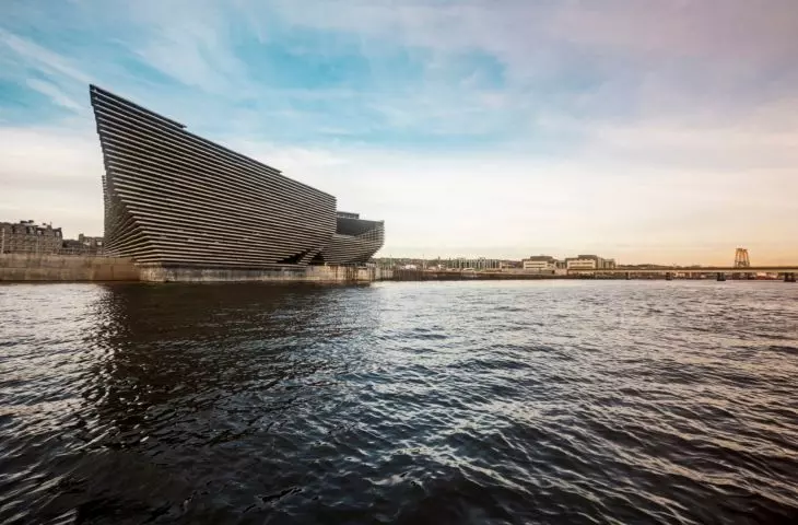 V&A Dundee (filia muzeum Wiktorii i Alberta w Dundee) – widok na bryłę od strony rzeki 