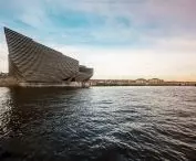 V&A Dundee (filia muzeum Wiktorii i Alberta w Dundee) – widok na bryłę od strony rzeki 