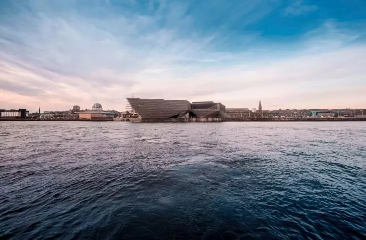 V&A Dundee (filia muzeum Wiktorii i Alberta w Dundee) – budynek został usytuowany nad brzegiem rzeki Tay