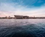 V&A Dundee (filia muzeum Wiktorii i Alberta w Dundee) – budynek został usytuowany nad brzegiem rzeki Tay