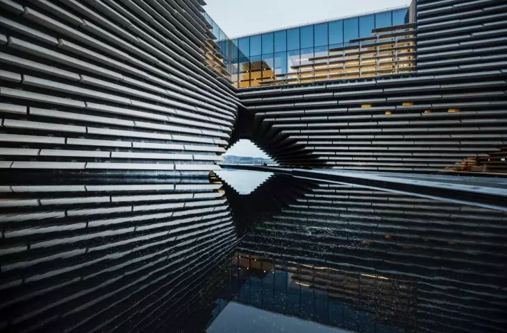 V&A Dundee (filia muzeum Wiktorii i Alberta w Dundee) – elewacje budynku są wykończone poziomo ułożonymi betonowymi listwami rozmieszczonymi w gęstym układzie