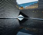 V&A Dundee (filia muzeum Wiktorii i Alberta w Dundee) – elewacje budynku są wykończone poziomo ułożonymi betonowymi listwami rozmieszczonymi w gęstym układzie