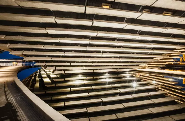 V&A Dundee (filia muzeum Wiktorii i Alberta w Dundee) – centralnym elementem projektu jest otwarta przestrzeń, która pełni funkcję tunelu, łączącego nabrzeże rzeki Tay z ulicą Union Street