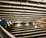 V&A Dundee (filia muzeum Wiktorii i Alberta w Dundee) – centralnym elementem projektu jest otwarta przestrzeń, która pełni funkcję tunelu, łączącego nabrzeże rzeki Tay z ulicą Union Street