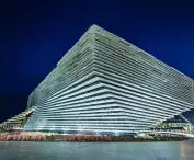 V&A Dundee (filia muzeum Wiktorii i Alberta w Dundee) – budynek składa się z dwóch części o formie odwróconych piramid
