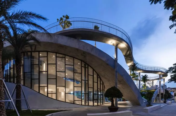 Art Exhibition Center in Son Tra, Vietnam - view of the glassed-in first floor  