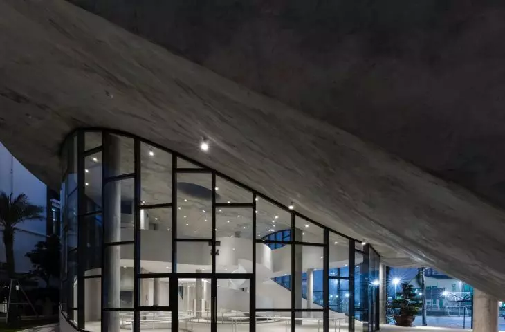 Art Exhibition Center in Son Tra, Vietnam - view of the glassed-in first floor