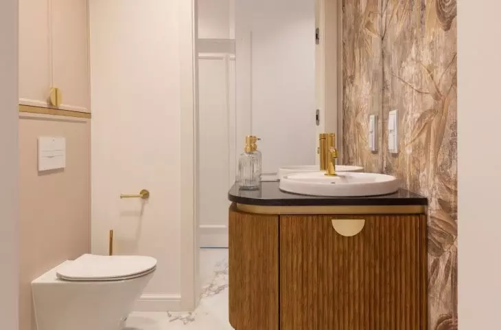 Wallpaper with a botanical motif is the centerpiece of the toilet design 